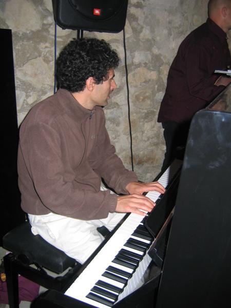 ludo au piano.JPG